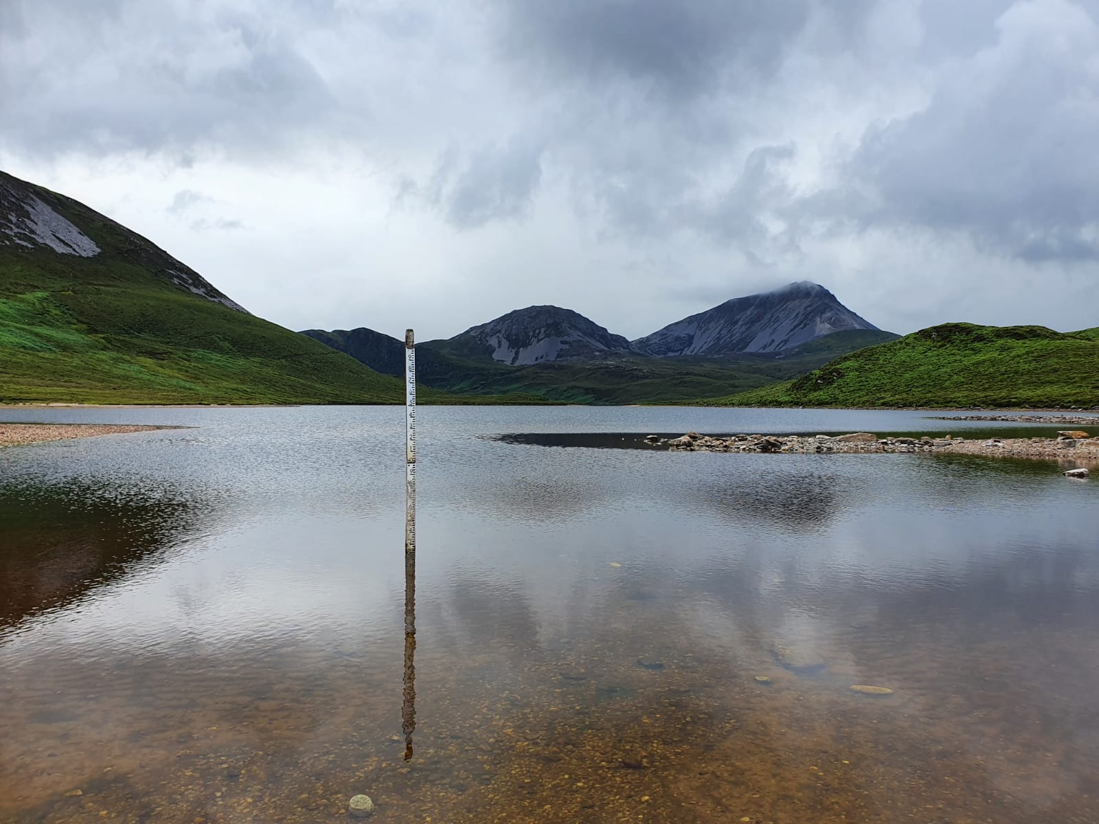 lakeview of measuring stick with mountain background