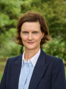Decorative headshot of Dr. Eimear Cotter smiling